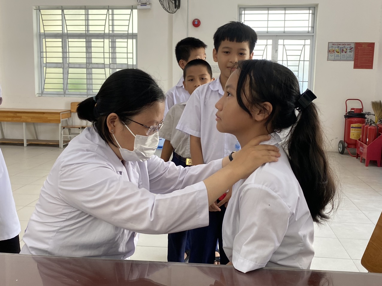 Khám bướu cổ cho hơn 120 học sinh Tiểu học trường Phước Thịnh